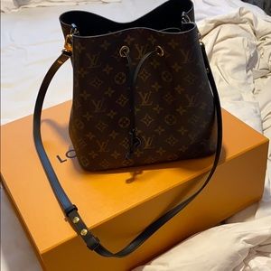 Selling my monogram LV neonoe nm bucket bag!